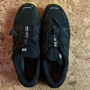 Men’s trail running shoes in excellent condition